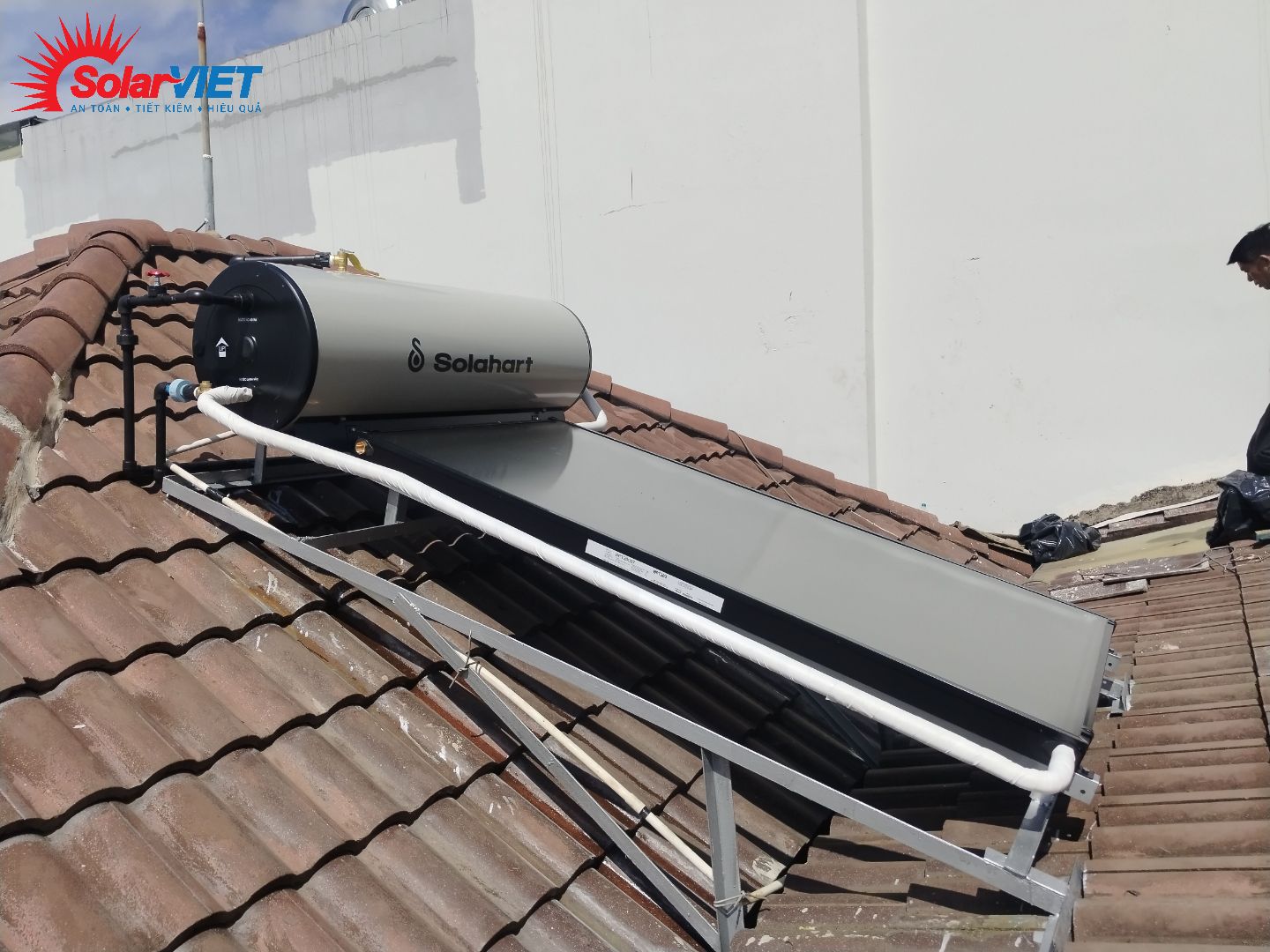 Read more about the article Lắp đặt máy nước nóng Solahart 150 lit chịu áp lực cho nhà mái ngói tại Tân Bình